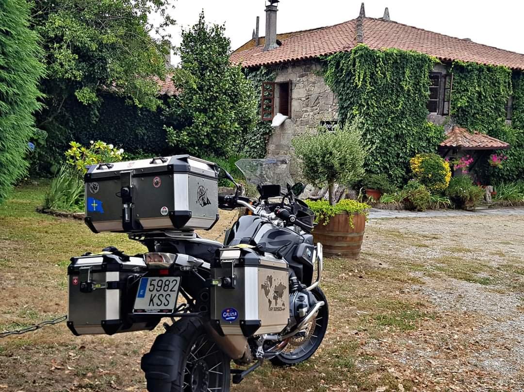 RESEÑA-Torre Vilariño.Mi estancia en el Pazo Turístico Torre Vilariño fue una experiencia que combinó historia, comodidad y una inmersión en la cultura gallega. Recomiendo este establecimiento a quienes buscan una escapada rural auténtica en la Ribeira Sacra. Local Guide SUKI ON THE ROAD