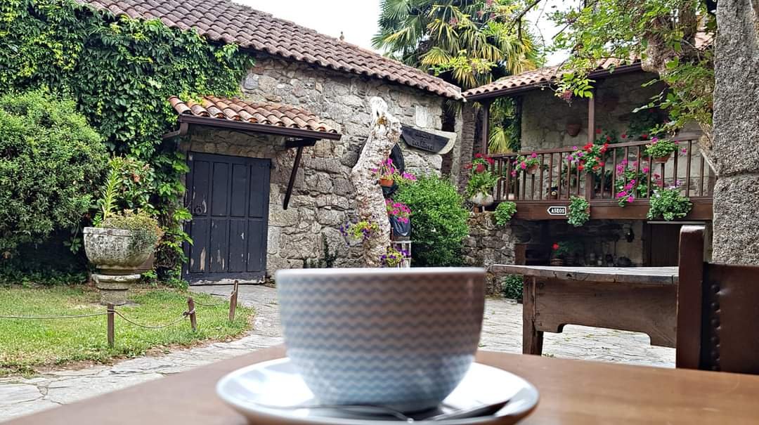 RESEÑA-Torre Vilariño.Mi estancia en el Pazo Turístico Torre Vilariño fue una experiencia que combinó historia, comodidad y una inmersión en la cultura gallega. Recomiendo este establecimiento a quienes buscan una escapada rural auténtica en la Ribeira Sacra. Local Guide SUKI ON THE ROAD