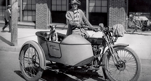 Della Crewe y su perro Trouble