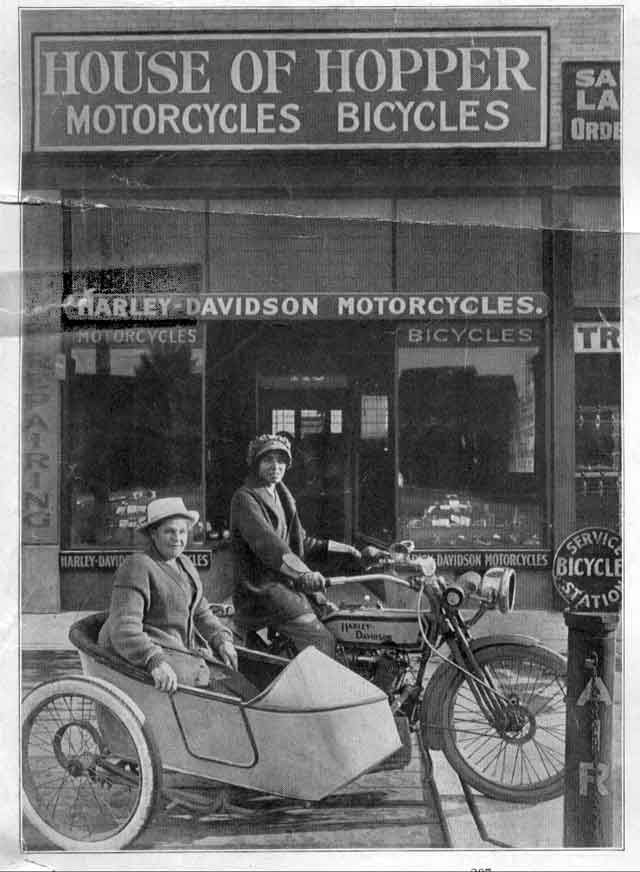 Effie Hotchkiss y su madre Avis en su Harley Davidson sidecar 1915