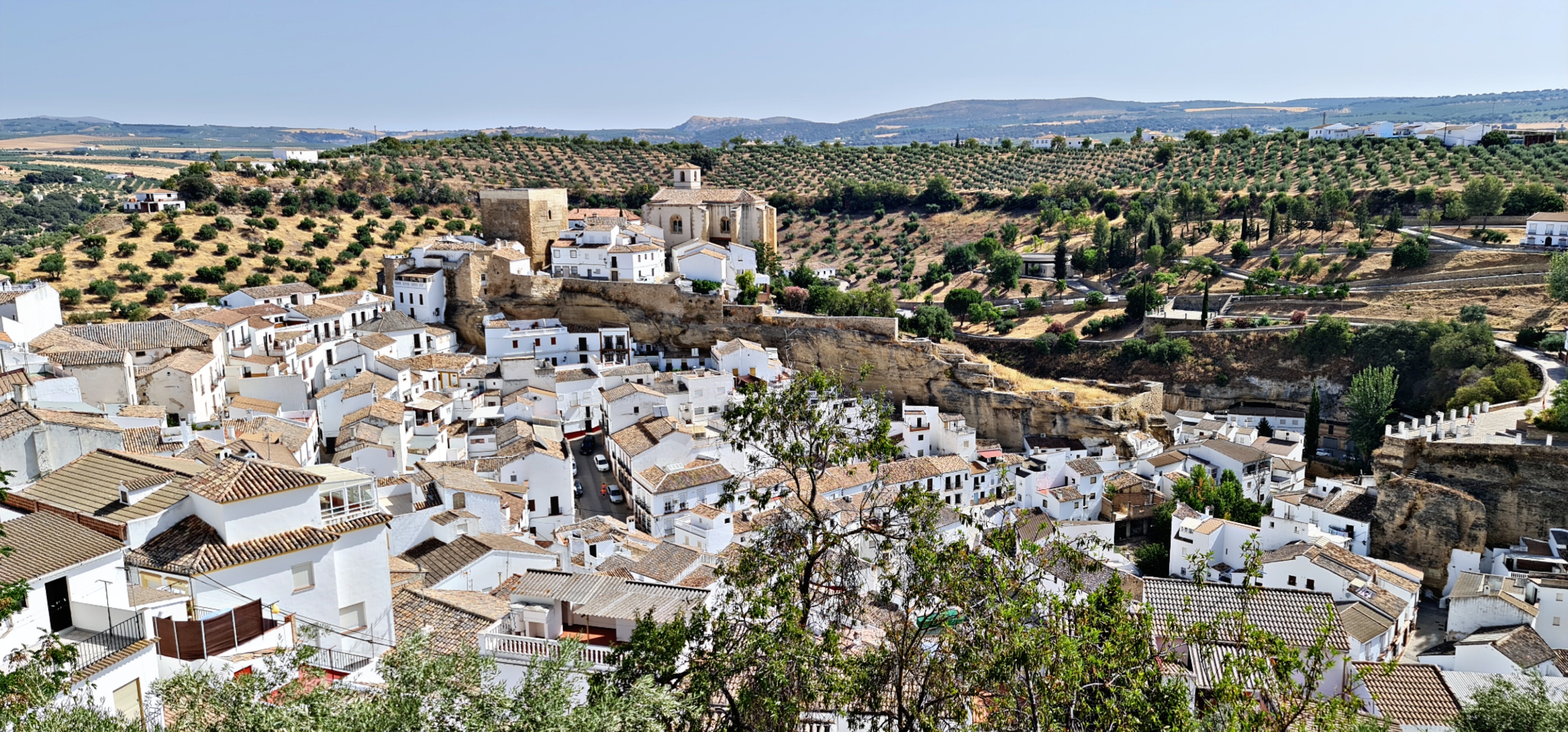 Setenil de las Bodegas visto desde el mirador casas bajo la roca Cádiz