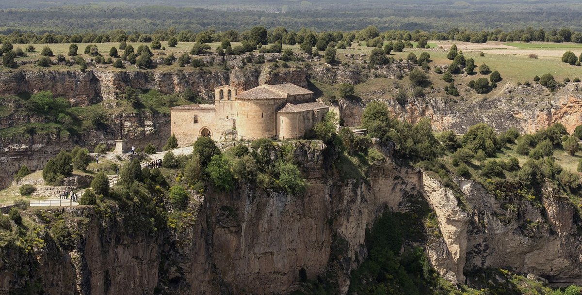 Iglesia y monasterio de San Frutos con vista al río Duratón
