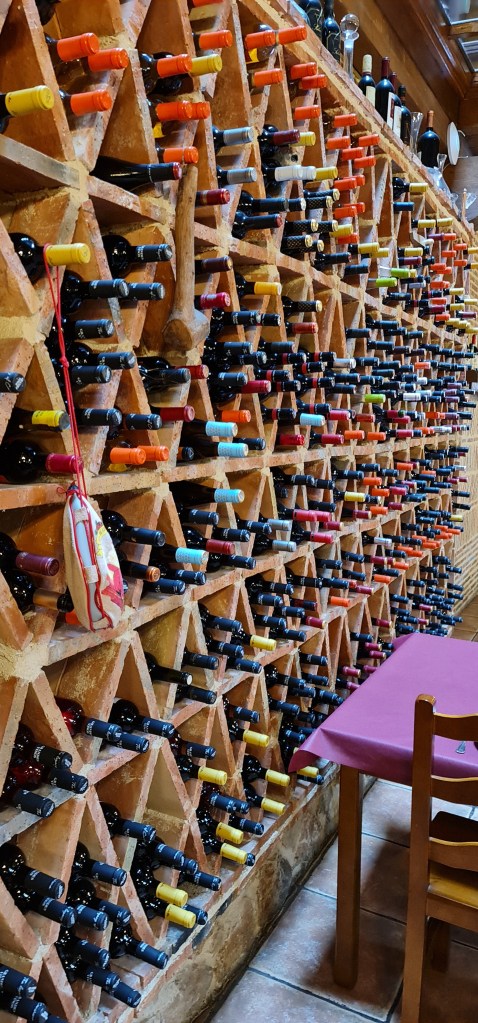 Hotel Posada Real de Carreteros, En nuestra ruta por el Parque Natural Cañón del Río Lobos, encontramos esta preciosa posada, situada en la población soriana de Casarejos.Guía de Mototurismo Soria | SUKI ON THE ROAD