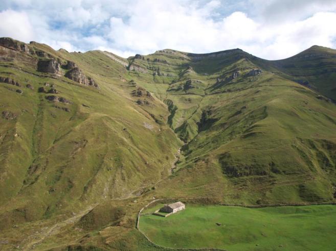 Portillo de Lunada, Ruta en Moto por los Valles Pasiegos y Puertos de Cantabria. Guía de Mototurismo Cantabria | SUKI ON THE ROAD