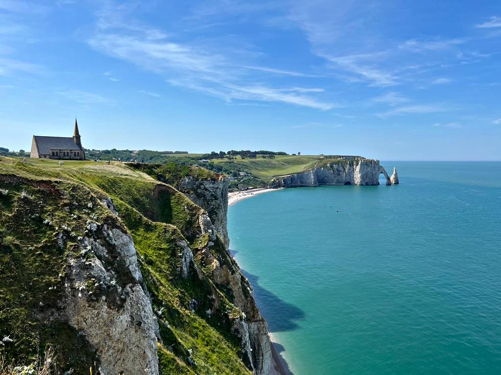 Descubre qué ver en Étretat: los acantilados blancos de Normandía, la Porte d’Aval, la Aguja, las leyendas de Arsenio Lupin y consejos prácticos para planificar tu visita.