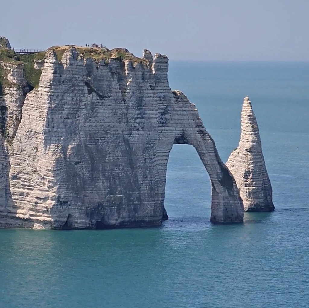 Descubre qué ver en Étretat: los acantilados blancos de Normandía, la Porte d’Aval, la Aguja, las leyendas de Arsenio Lupin y consejos prácticos para planificar tu visita.