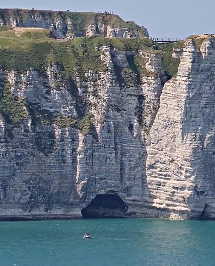 Descubre qué ver en Étretat: los acantilados blancos de Normandía, la Porte d’Aval, la Aguja, las leyendas de Arsenio Lupin y consejos prácticos para planificar tu visita.