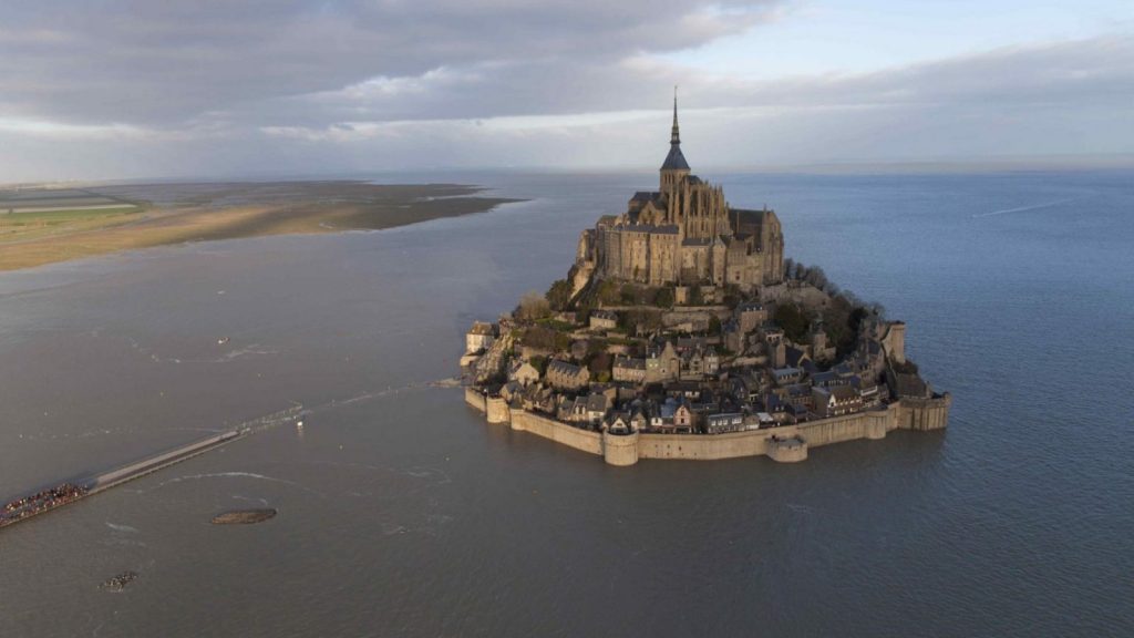 Guía completa para visitar Mont Saint-Michel en Normandía: cómo llegar, horarios de la abadía, mareas, qué ver y consejos prácticos para vivir esta isla única entre cielo y mar.