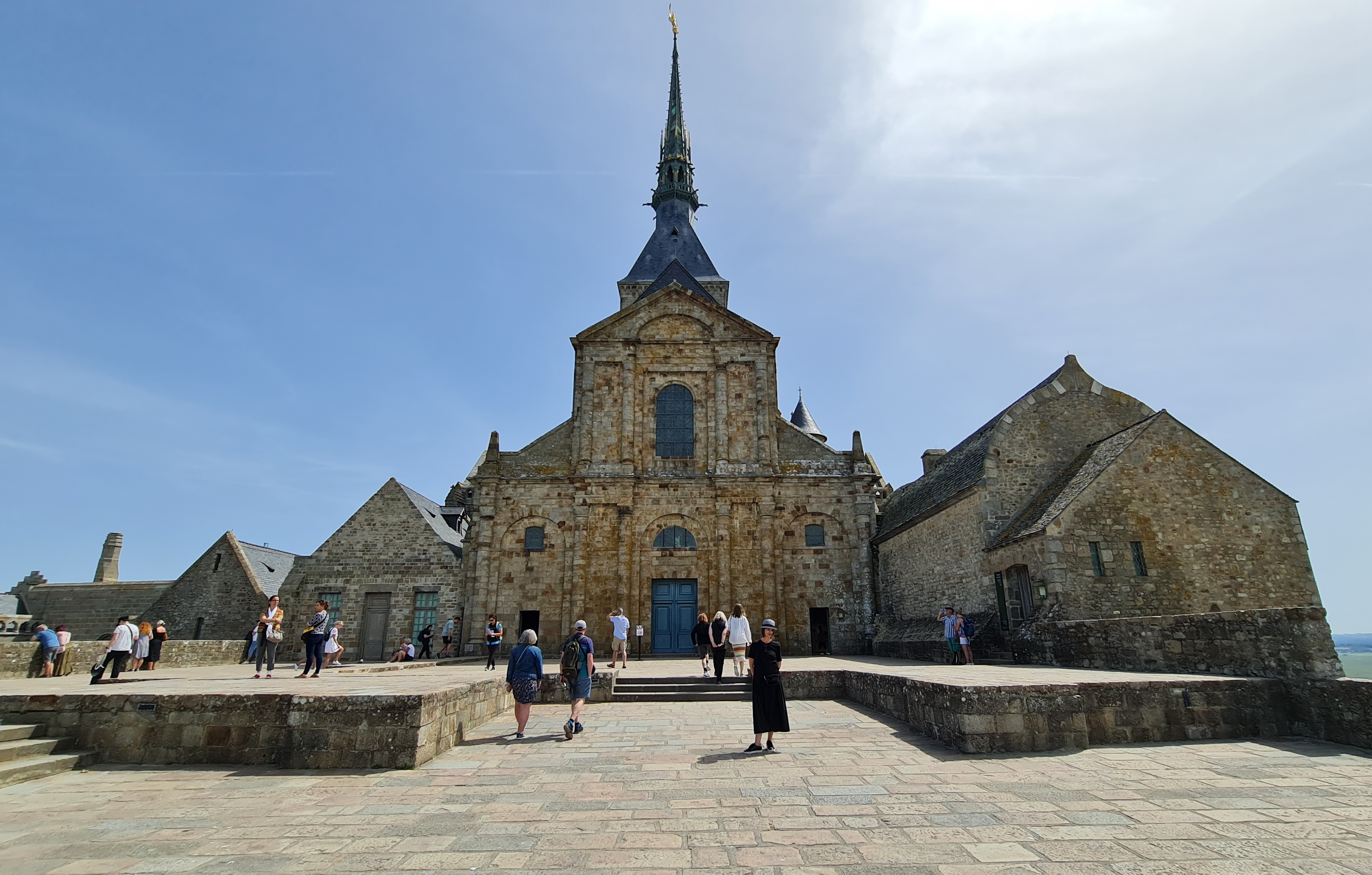 Guía completa para visitar Mont Saint-Michel en Normandía: cómo llegar, horarios de la abadía, mareas, qué ver y consejos prácticos para vivir esta isla única entre cielo y mar.