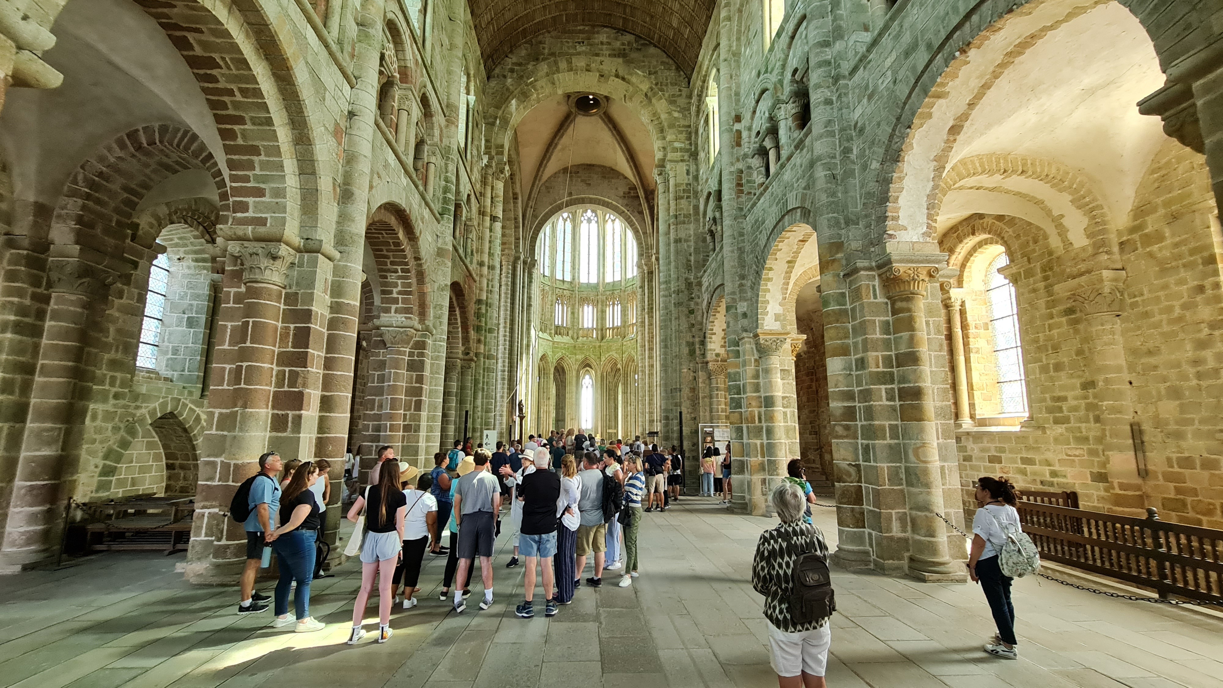 Guía completa para visitar Mont Saint-Michel en Normandía: cómo llegar, horarios de la abadía, mareas, qué ver y consejos prácticos para vivir esta isla única entre cielo y mar.