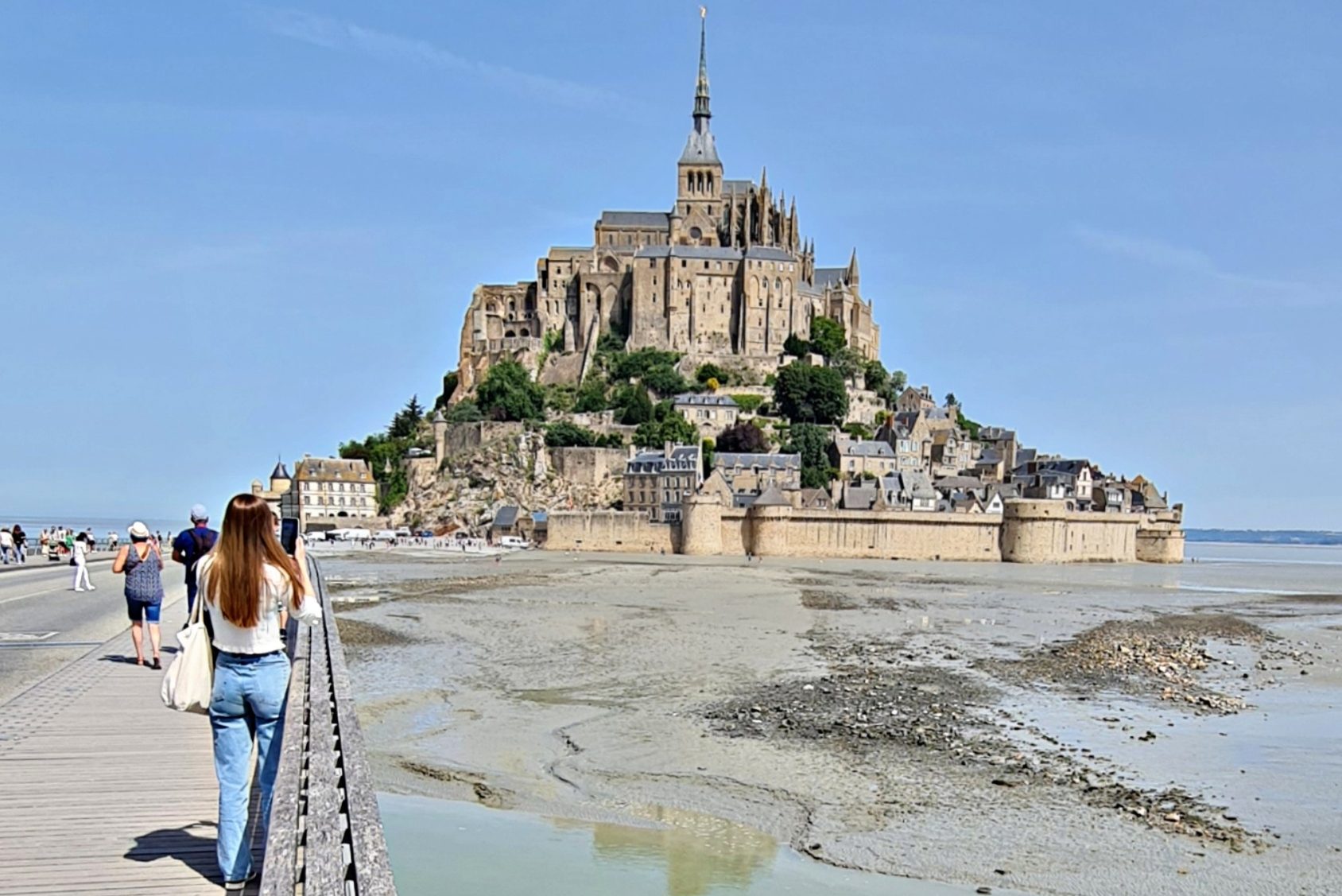 Guía completa para visitar Mont Saint-Michel en Normandía: cómo llegar, horarios de la abadía, mareas, qué ver y consejos prácticos para vivir esta isla única entre cielo y mar.