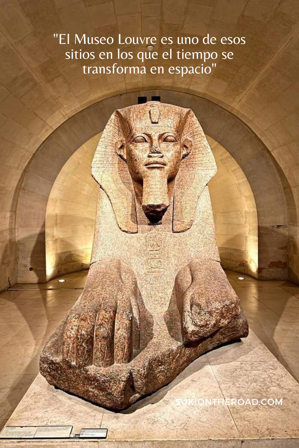 Guía completa para visitar el Louvre en París: historia desde su fortaleza medieval hasta la pirámide de cristal, obras imprescindibles como la Mona Lisa y consejos prácticos para organizar tu recorrido.