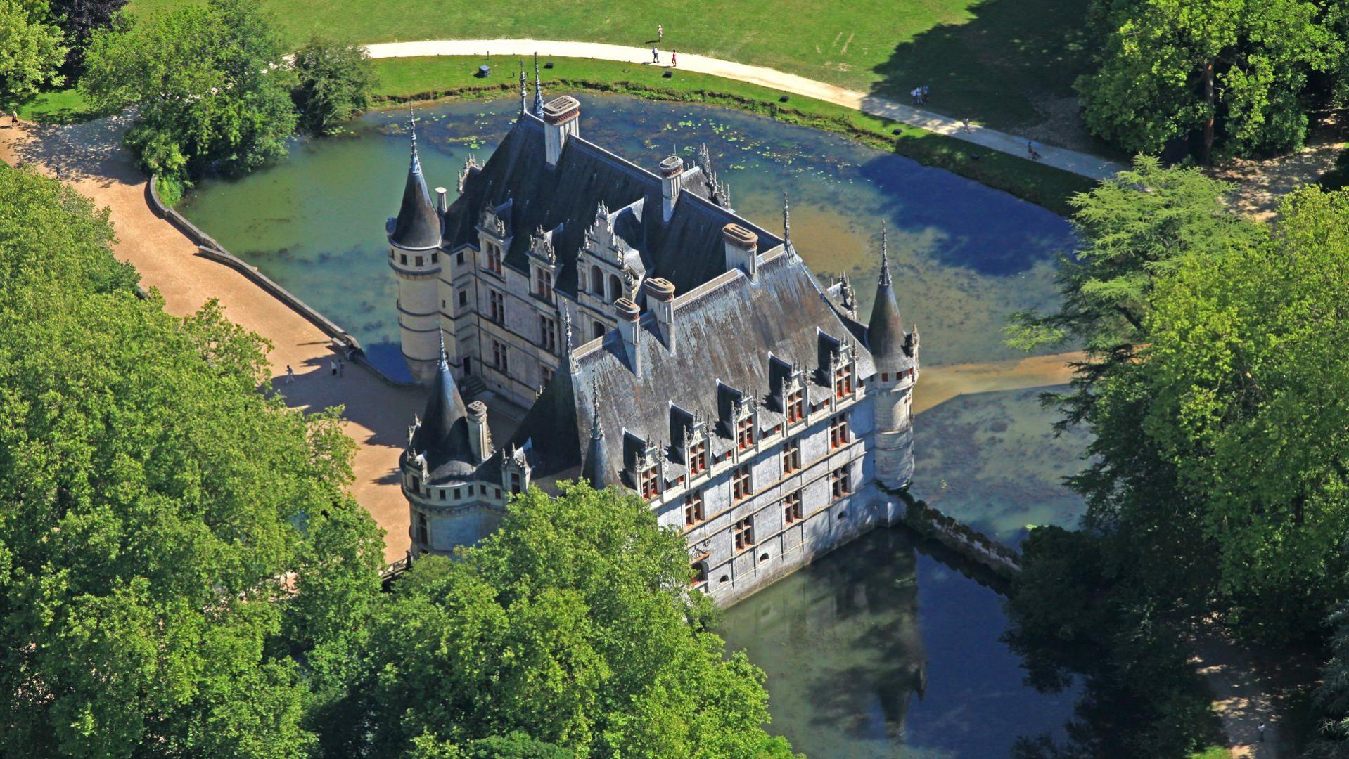 Descubre la mejor ruta por el Valle del Loira en moto o coche: mapa detallado, 15 castillos imprescindibles, 10 pueblos con encanto, jardines renacentistas y gastronomía local. La guía más completa para organizar tu viaje.