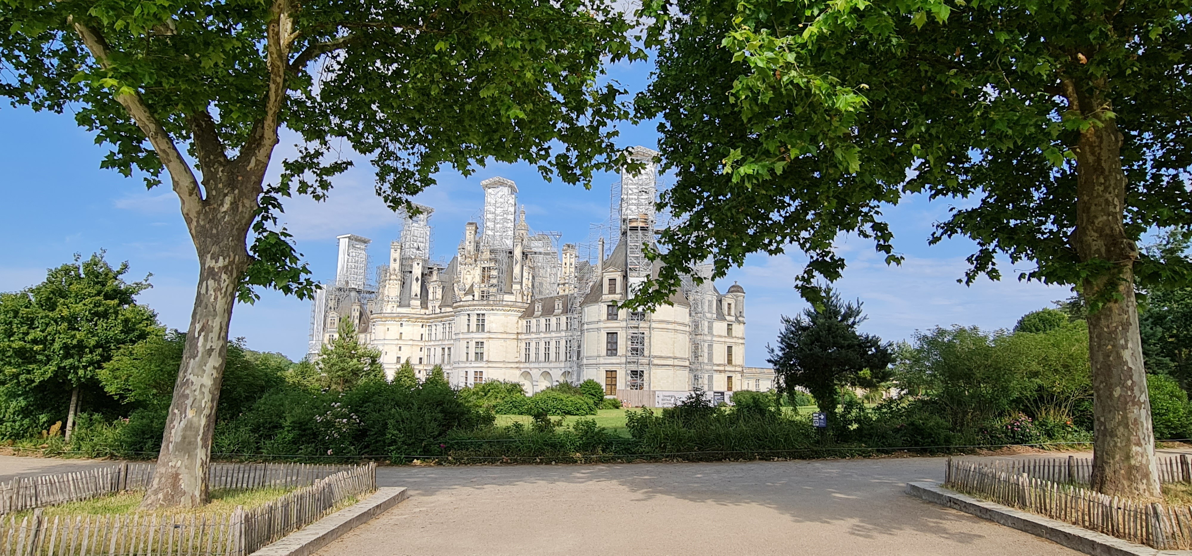 Descubre cómo visitar el Castillo de Chambord en el Valle del Loira: historia, la escalera de doble hélice atribuida a Leonardo da Vinci, terrazas, horarios, precios y ruta en moto desde París.