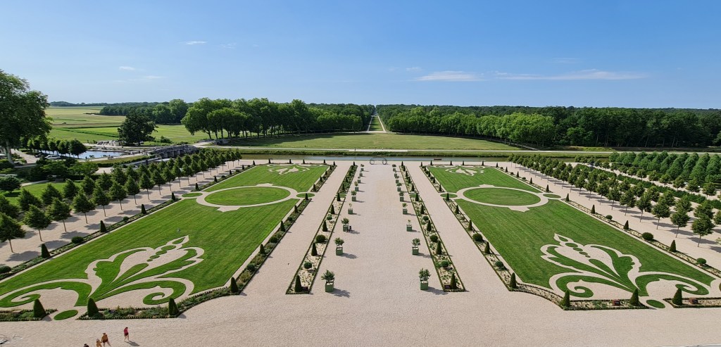 Descubre cómo visitar el Castillo de Chambord en el Valle del Loira: historia, la escalera de doble hélice atribuida a Leonardo da Vinci, terrazas, horarios, precios y ruta en moto desde París.