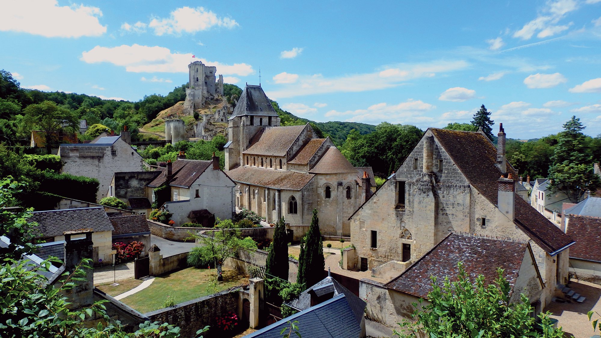 Descubre la mejor ruta por el Valle del Loira en moto o coche: mapa detallado, 15 castillos imprescindibles, 10 pueblos con encanto, jardines renacentistas y gastronomía local. La guía más completa para organizar tu viaje.