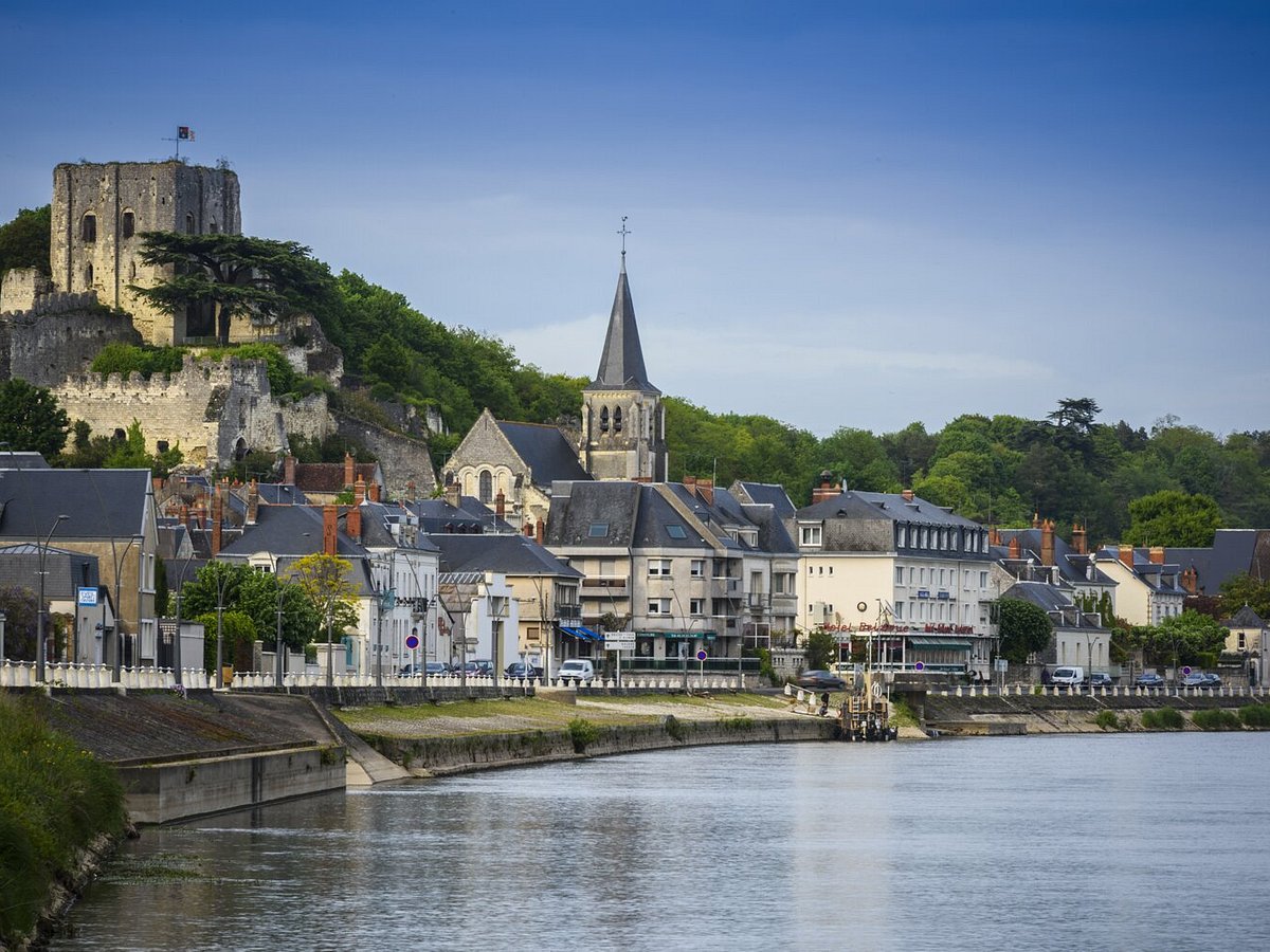 Descubre la mejor ruta por el Valle del Loira en moto o coche: mapa detallado, 15 castillos imprescindibles, 10 pueblos con encanto, jardines renacentistas y gastronomía local. La guía más completa para organizar tu viaje.