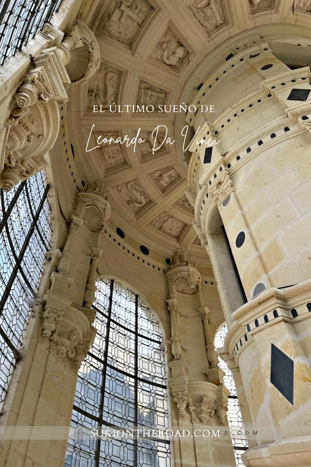 Descubre cómo visitar el Castillo de Chambord en el Valle del Loira: historia, la escalera de doble hélice atribuida a Leonardo da Vinci, terrazas, horarios, precios y ruta en moto desde París.