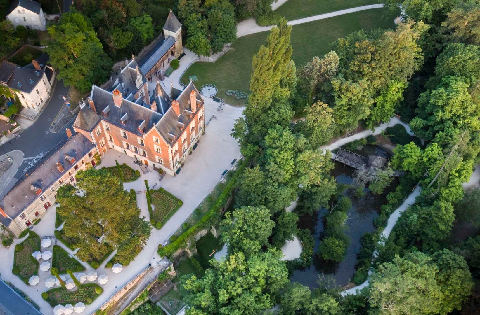 Descubre la mejor ruta por el Valle del Loira en moto o coche: mapa detallado, 15 castillos imprescindibles, 10 pueblos con encanto, jardines renacentistas y gastronomía local. La guía más completa para organizar tu viaje.