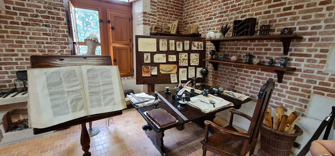 Descubre cómo visitar Clos-Lucé en Amboise, la última residencia de Leonardo da Vinci en el Valle del Loira. Historia, inventos, túnel secreto, horarios, precios y consejos prácticos.