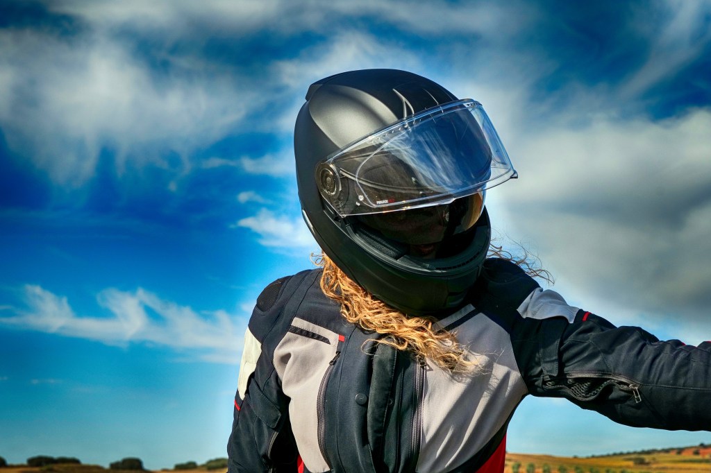 Soy Mj SUKI, motoviajera, bloguera y creadora de Suki On The Road. Combino mi pasión por los viajes en moto, la fotografía y las historias para compartir experiencias auténticas.