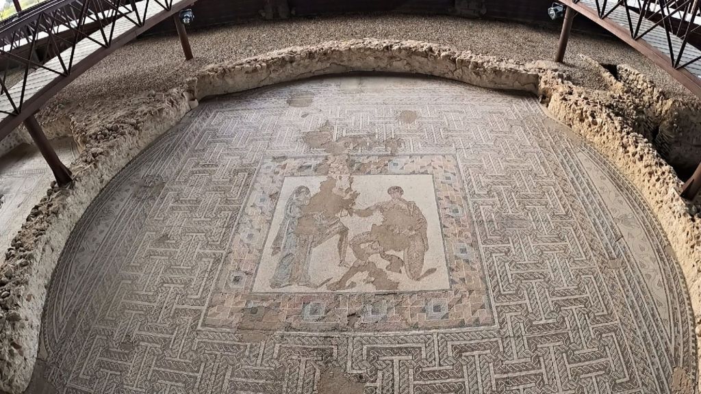 Mosaico del yacimiento de Carranque | Guías de Mototurismo SUKI ON THE ROAD