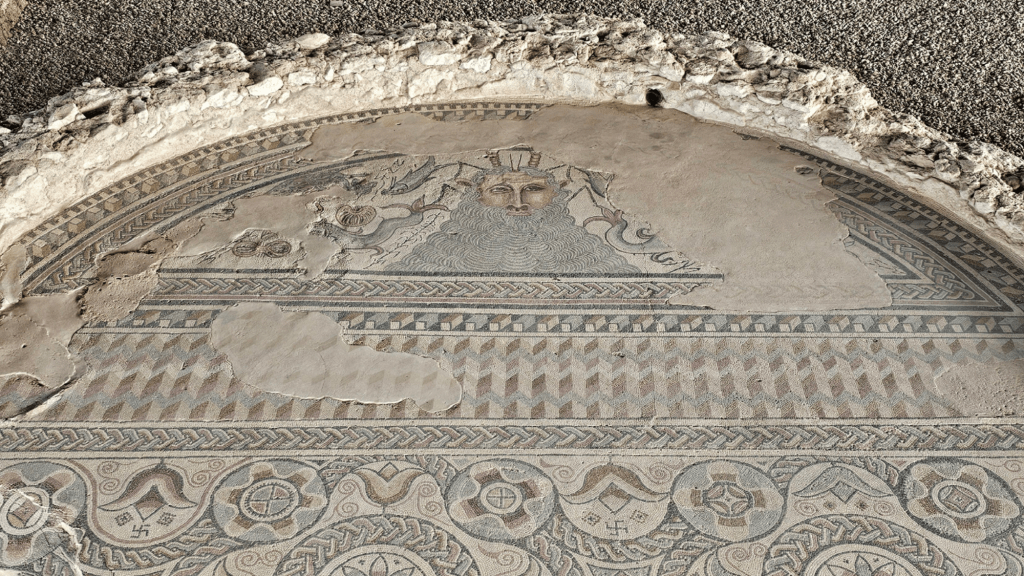 Mosaico del yacimiento de Carranque | Guías de Mototurismo SUKI ON THE ROAD