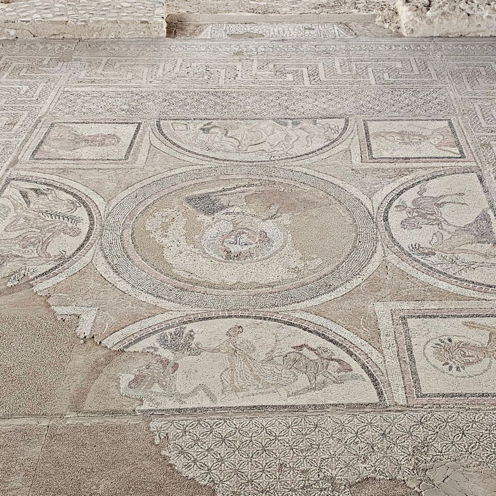 Mosaico del yacimiento de Carranque | Guías de Mototurismo SUKI ON THE ROAD