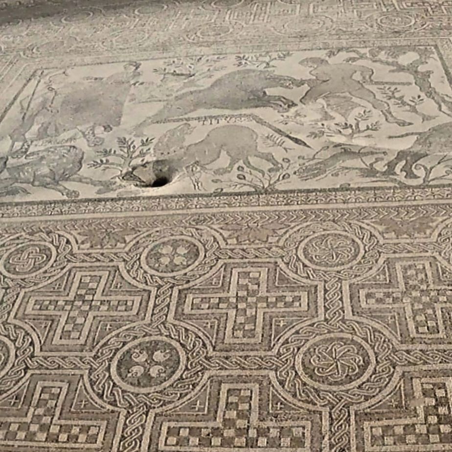 Mosaico del yacimiento de Carranque | Guías de Mototurismo SUKI ON THE ROAD