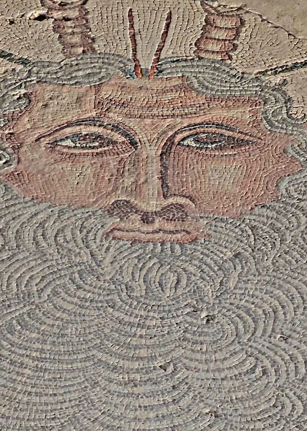 Mosaico del yacimiento de Carranque | Guías de Mototurismo SUKI ON THE ROAD