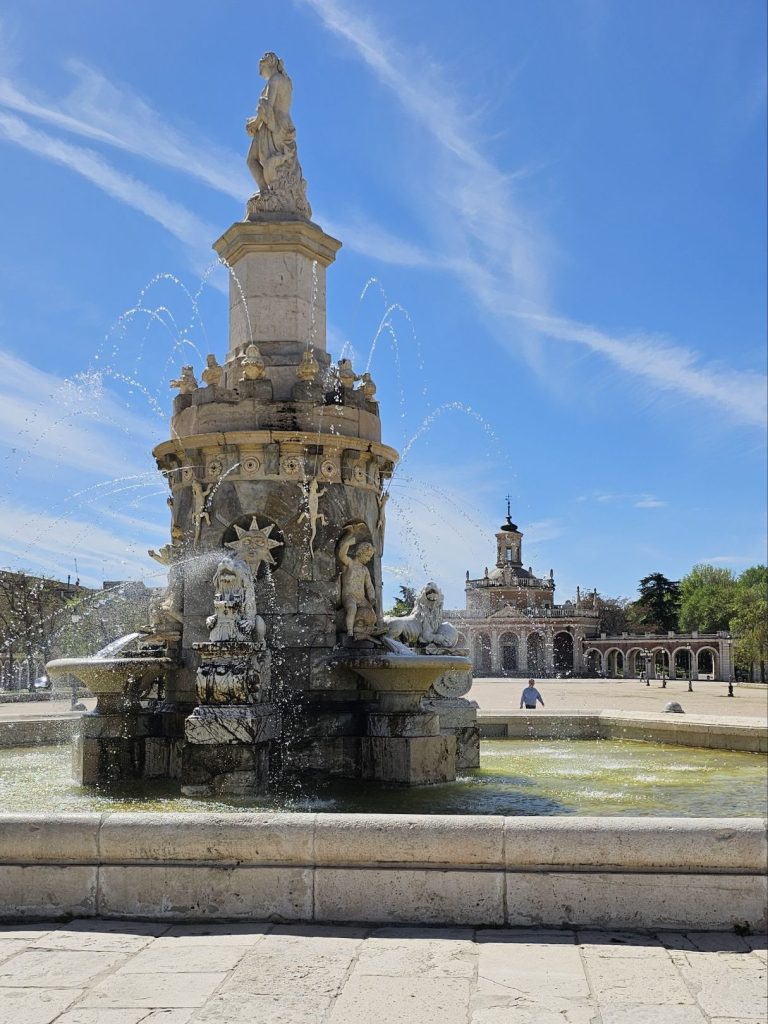 Fuente de la Mariblanca (S. XVIII) situada en la Plaza de San Antonio.