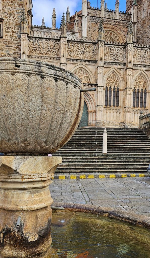 La pila bautismal del Monasterio de Guadalupe: historia y leyenda