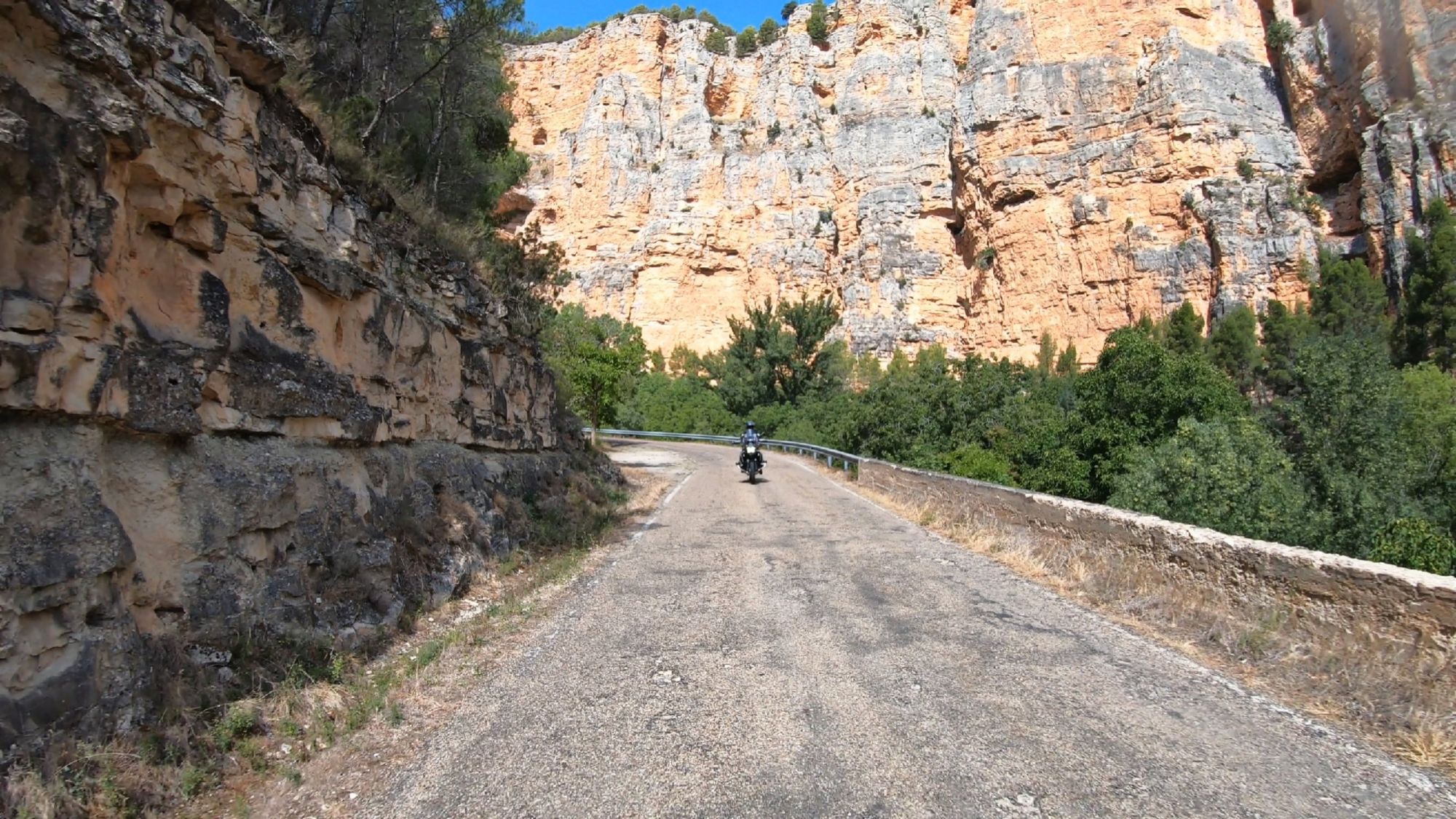 Ruta en moto por el Cañón del Río Mesa (Zaragoza): curvas, calma y buitres | Las carreteras Más Bonitas de España