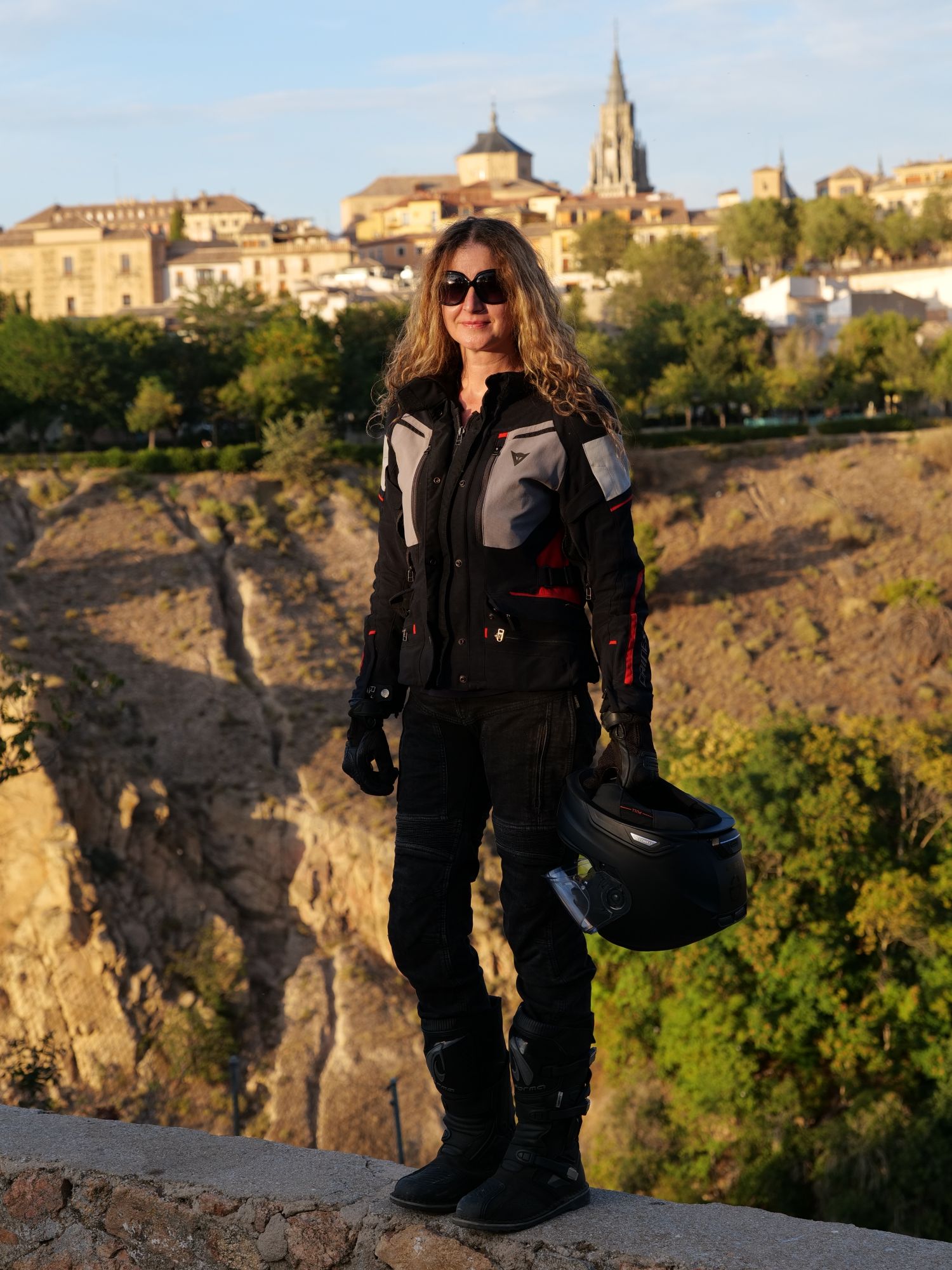 Soy Mj SUKI, motoviajera, bloguera y creadora de Suki On The Road, un proyecto donde confluyen mi pasión por los viajes en moto, la fotografía, la historia y la escritura de crónicas con mirada personal.