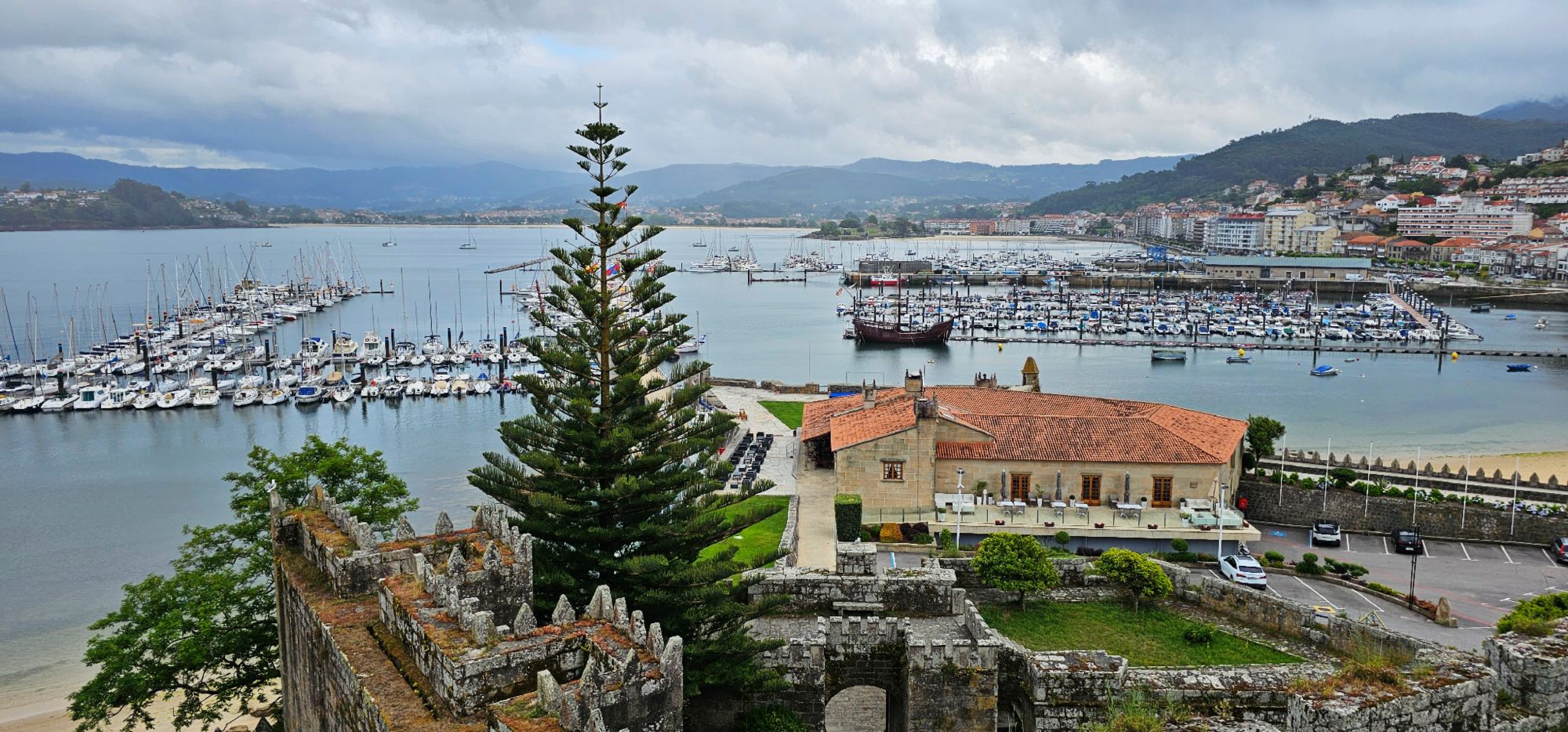 Carabela La Pinta. Fue la más rápida de las 3 y desde la que Rodrigo de Triana avistó tierra el 12 de octubre de 1492. También fue la primera en regresar y traer las buenas noticias del descubrimiento de América. Baiona, Rutas en Moto, Guía de Mototurismo, Pontevedra | SUKI ON THE ROAD