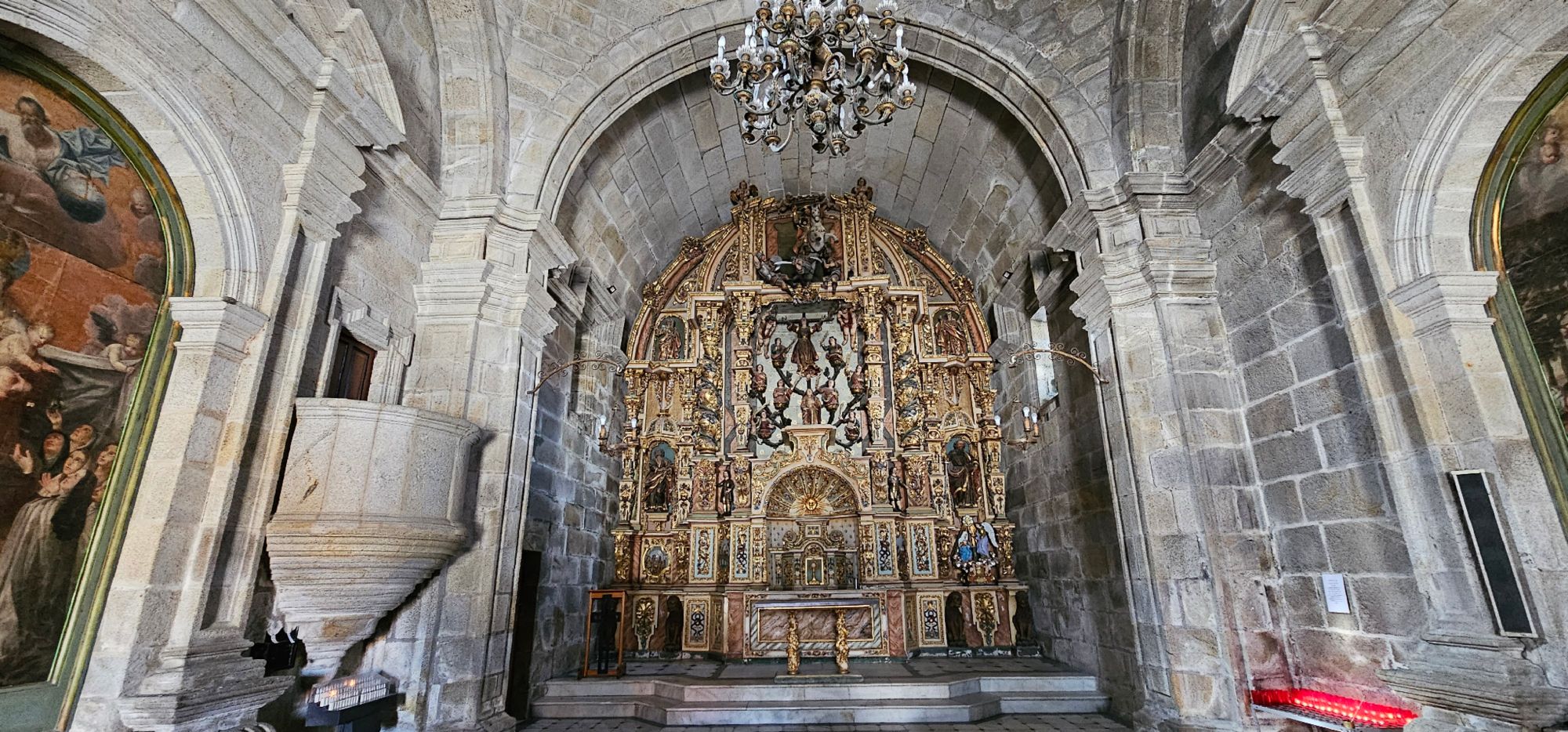 La Capilla de Santa Liberata. Este pequeño pero hermoso templo, situado en el corazón de Baiona, es uno de esos rincones que, aunque modestos, esconden un gran significado y una leyenda que no te dejará indiferente. Baiona, Rutas en Moto, Guía de Mototurismo, Pontevedra | SUKI ON THE ROAD