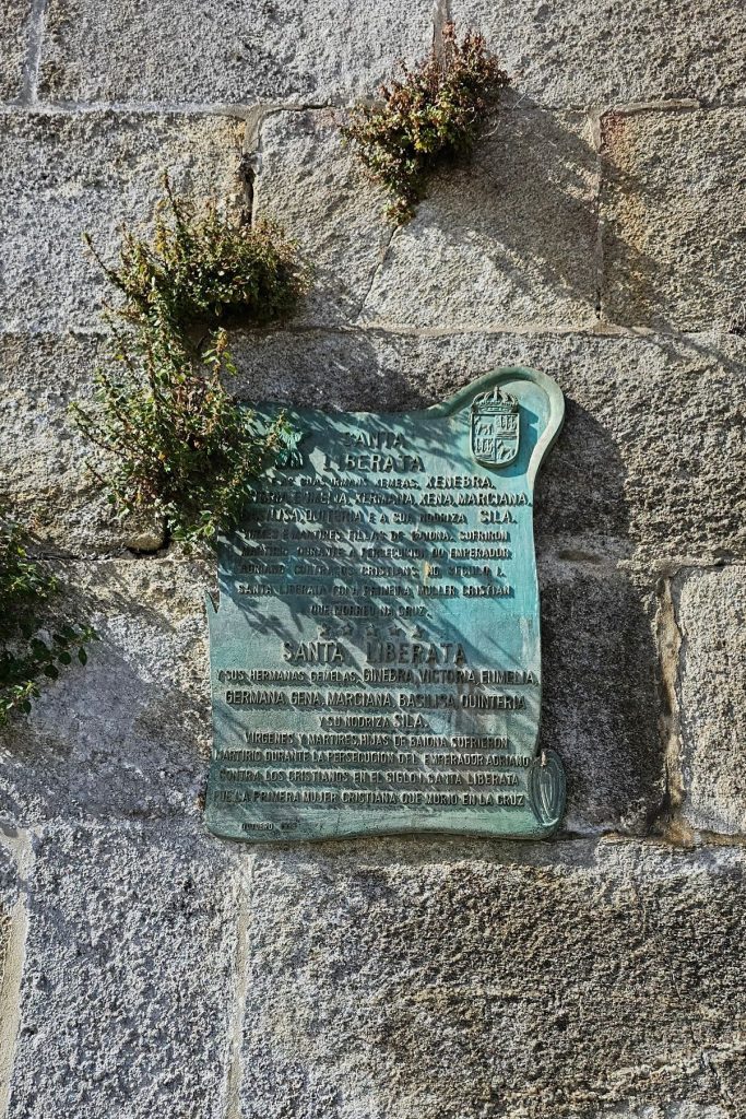 La Capilla de Santa Liberata. Este pequeño pero hermoso templo, situado en el corazón de Baiona, es uno de esos rincones que, aunque modestos, esconden un gran significado y una leyenda que no te dejará indiferente. Baiona, Rutas en Moto, Guía de Mototurismo, Pontevedra | SUKI ON THE ROAD