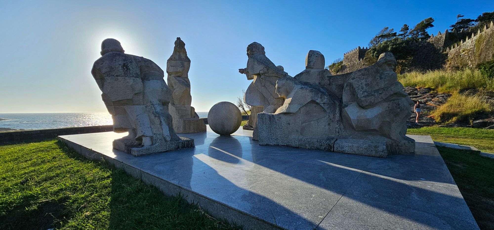 El Monumento Encuentro entre los Dos Mundos . Este conjunto escultórico, ubicado en el corazón del Parque de la Palma y junto a la impresionante muralla del Castillo de Monterreal, es un homenaje al descubrimiento del Nuevo Mundo y un símbolo de la conexión histórica y emocional entre Galicia y América. Baiona, Rutas en Moto, Guía de Mototurismo, Pontevedra, Galicia | SUKI ON THE ROAD