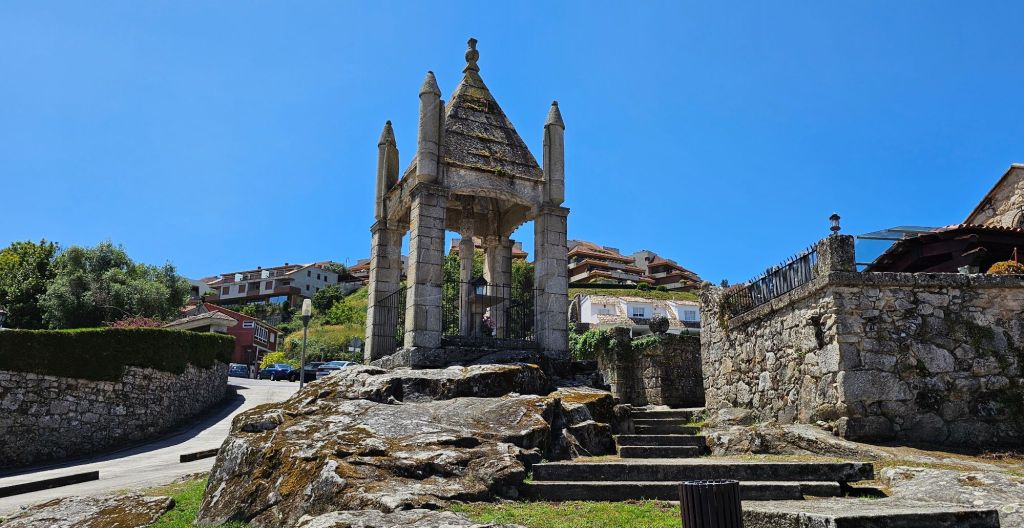 Cruceiro de la Santísima Trinidad,Baiona. Rutas en Moto, Guía de Mototurismo Pontevedra, Galicia | SUKI ON THE ROAD