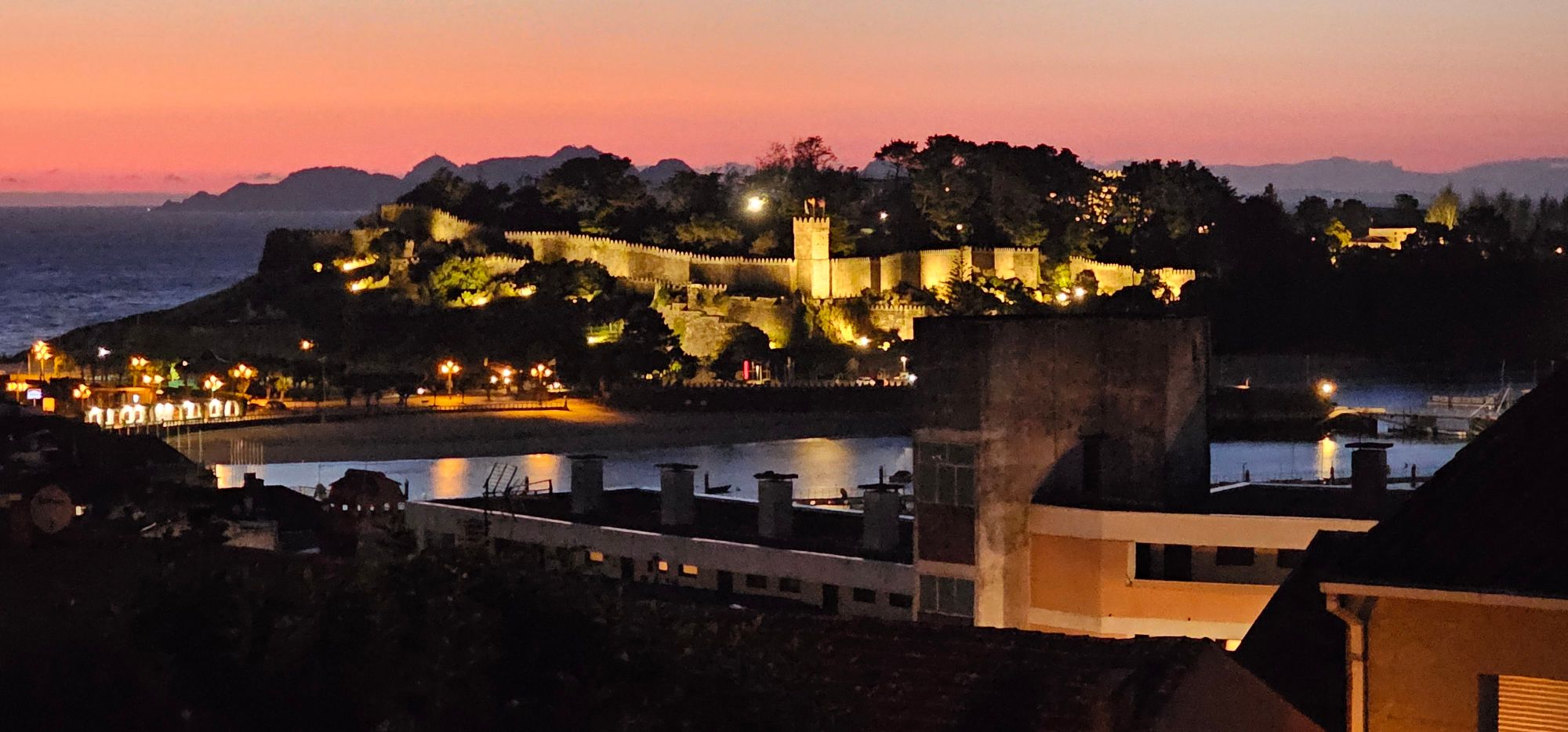 El paseo por el Monte Boi transcurre principalmente por el perímetro de la Fortaleza de Monterreal , uno de los emblemas de Baiona. Desde aquí, los miradores ofrecen unas vistas impresionantes: por un lado, el azul infinito del océano Atlántico, y por el otro, la villa de Baiona con su puerto deportivo, sus playas y su casco histórico. Baiona. Rutas en Moto, Guía de Mototurismo, Pontevedra | SUKI ON THE ROAD.