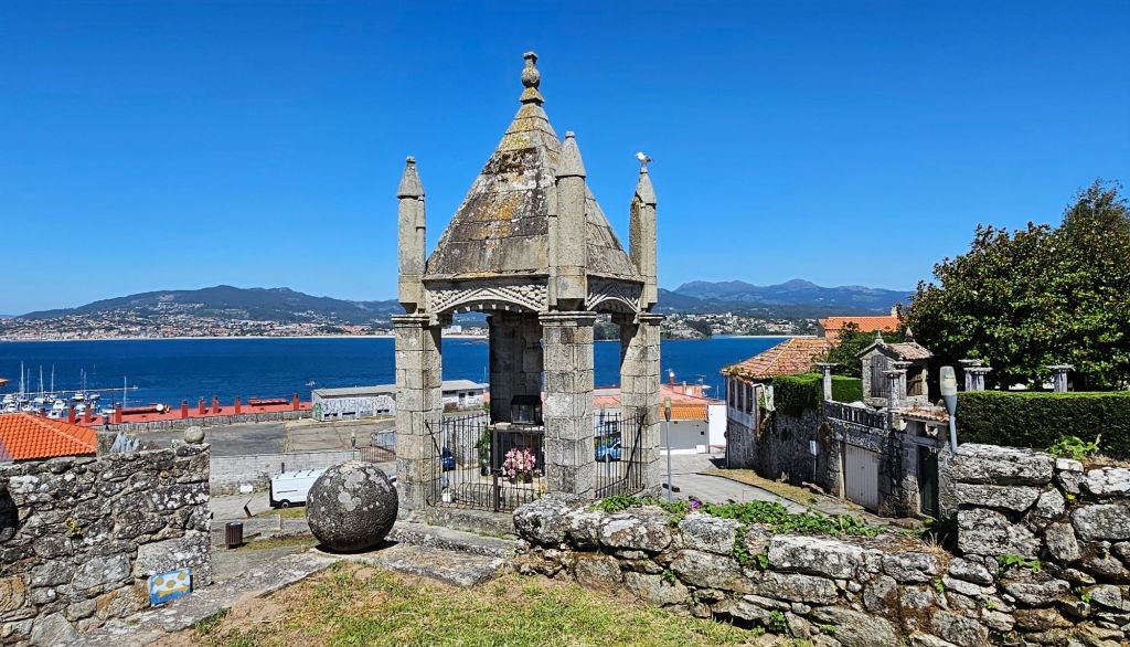 Cruceiro de la Santísima Trinidad,Baiona. Rutas en Moto, Guía de Mototurismo Pontevedra, Galicia | SUKI ON THE ROAD