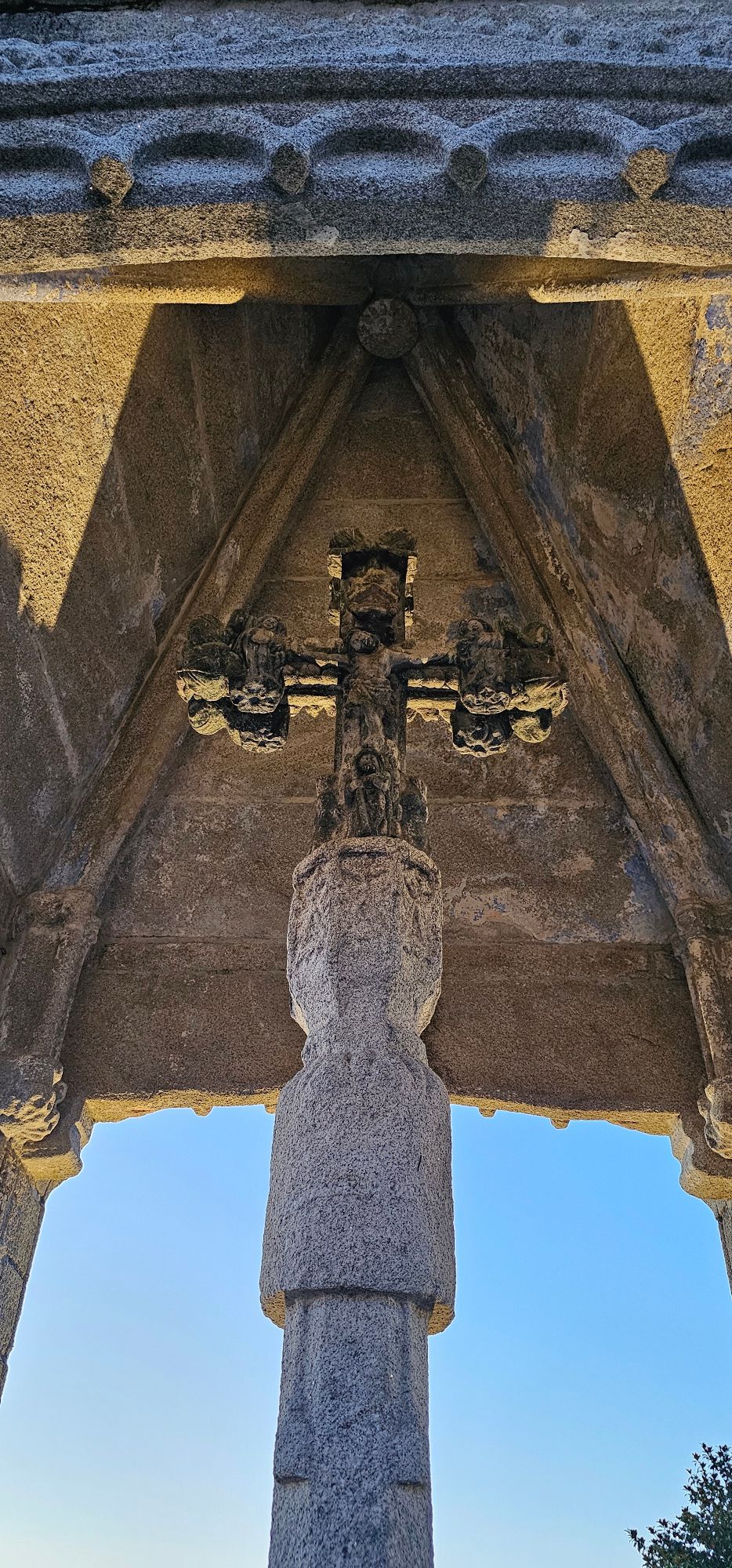 Cruceiro de la Santísima Trinidad,Baiona. Rutas en Moto, Guía de Mototurismo Pontevedra, Galicia | SUKI ON THE ROAD