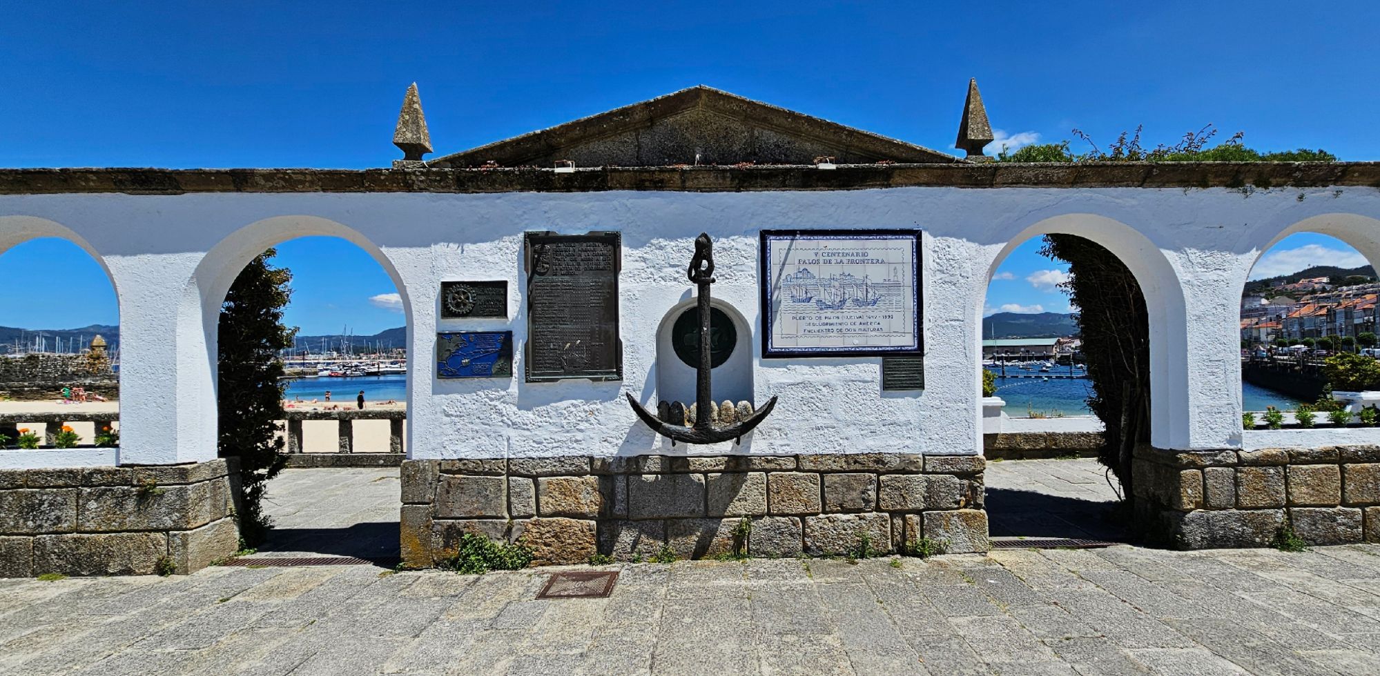 Carabela La Pinta. Fue la más rápida de las 3 y desde la que Rodrigo de Triana avistó tierra el 12 de octubre de 1492. También fue la primera en regresar y traer las buenas noticias del descubrimiento de América. Baiona, Rutas en Moto, Guía de Mototurismo, Pontevedra | SUKI ON THE ROAD