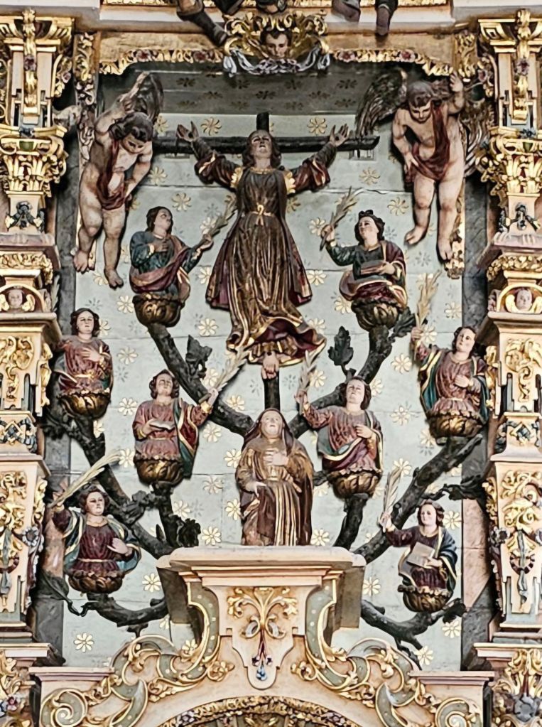 La Capilla de Santa Liberata. Este pequeño pero hermoso templo, situado en el corazón de Baiona, es uno de esos rincones que, aunque modestos, esconden un gran significado y una leyenda que no te dejará indiferente. Baiona, Rutas en Moto, Guía de Mototurismo, Pontevedra | SUKI ON THE ROAD