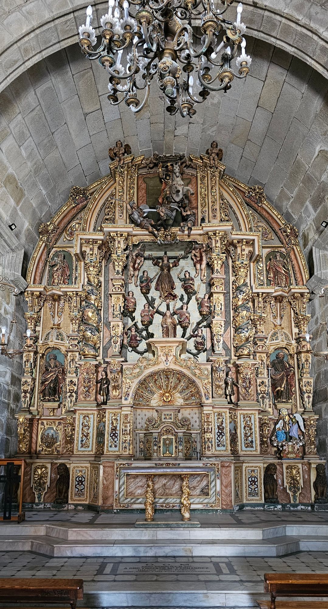 La Capilla de Santa Liberata. Este pequeño pero hermoso templo, situado en el corazón de Baiona, es uno de esos rincones que, aunque modestos, esconden un gran significado y una leyenda que no te dejará indiferente. Baiona, Rutas en Moto, Guía de Mototurismo, Pontevedra | SUKI ON THE ROAD