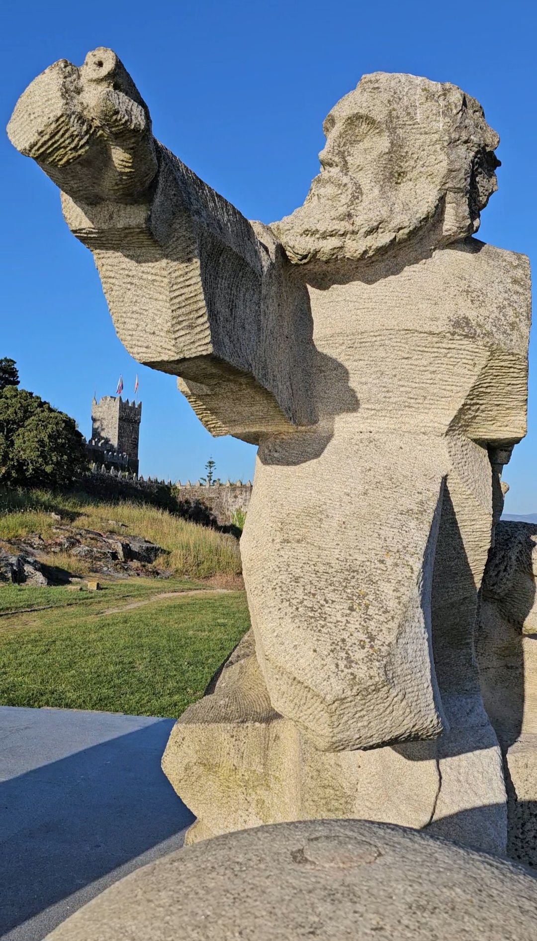 El Monumento Encuentro entre los Dos Mundos . Este conjunto escultórico, ubicado en el corazón del Parque de la Palma y junto a la impresionante muralla del Castillo de Monterreal, es un homenaje al descubrimiento del Nuevo Mundo y un símbolo de la conexión histórica y emocional entre Galicia y América. Baiona, Rutas en Moto, Guía de Mototurismo, Pontevedra, Galicia | SUKI ON THE ROAD