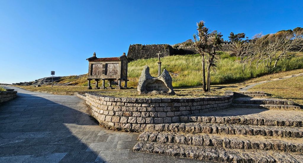 El paseo por el Monte Boi transcurre principalmente por el perímetro de la Fortaleza de Monterreal , uno de los emblemas de Baiona. Desde aquí, los miradores ofrecen unas vistas impresionantes: por un lado, el azul infinito del océano Atlántico, y por el otro, la villa de Baiona con su puerto deportivo, sus playas y su casco histórico. Baiona. Rutas en Moto, Guía de Mototurismo, Pontevedra | SUKI ON THE ROAD.