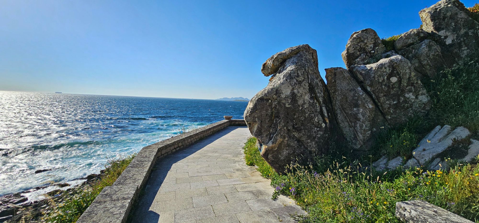 El paseo por el Monte Boi transcurre principalmente por el perímetro de la Fortaleza de Monterreal , uno de los emblemas de Baiona. Desde aquí, los miradores ofrecen unas vistas impresionantes: por un lado, el azul infinito del océano Atlántico, y por el otro, la villa de Baiona con su puerto deportivo, sus playas y su casco histórico. Baiona. Rutas en Moto, Guía de Mototurismo, Pontevedra | SUKI ON THE ROAD.