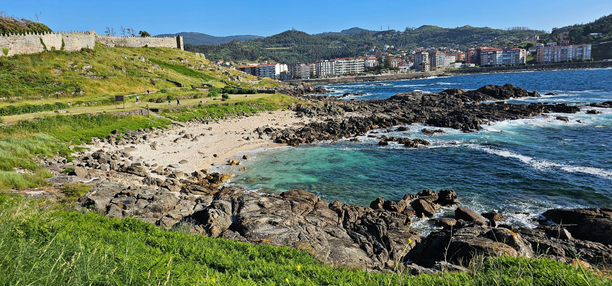 El paseo por el Monte Boi transcurre principalmente por el perímetro de la Fortaleza de Monterreal , uno de los emblemas de Baiona. Desde aquí, los miradores ofrecen unas vistas impresionantes: por un lado, el azul infinito del océano Atlántico, y por el otro, la villa de Baiona con su puerto deportivo, sus playas y su casco histórico. Baiona. Rutas en Moto, Guía de Mototurismo, Pontevedra | SUKI ON THE ROAD.