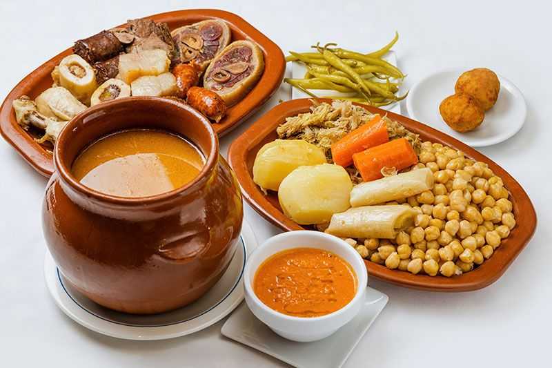 La Ruta del Cocido Madrileño en Madrid: Historia, Tradición y Dónde Degustarlo.El cocido madrileño es uno de los platos más emblemáticos de la gastronomía española y un símbolo de la cocina madrileña. Su origen se remonta a la Edad Media y, aunque ha evolucionado con el tiempo, sigue conservando su esencia como un plato reconfortante, nutritivo y representativo de la identidad cultural de Madrid.